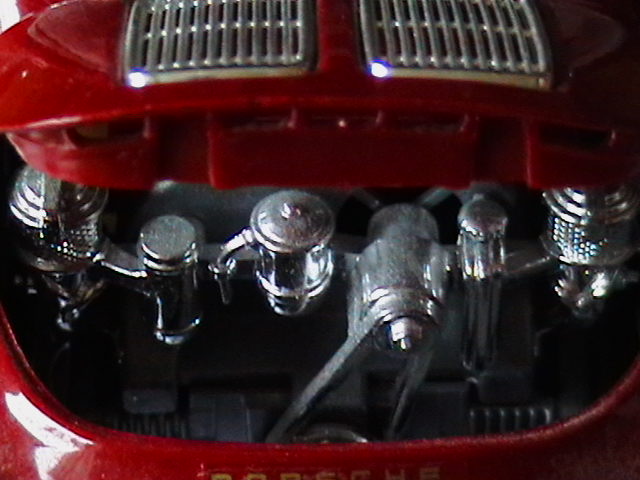 Detailgetreuer Motor in einem Modell des Porsche 356 B.